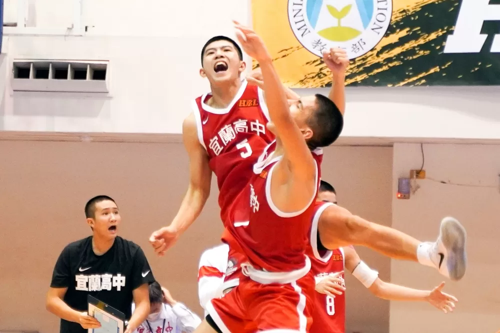 宜中晉級複賽末班寒門孝子陳吉祥與隊友互慶。