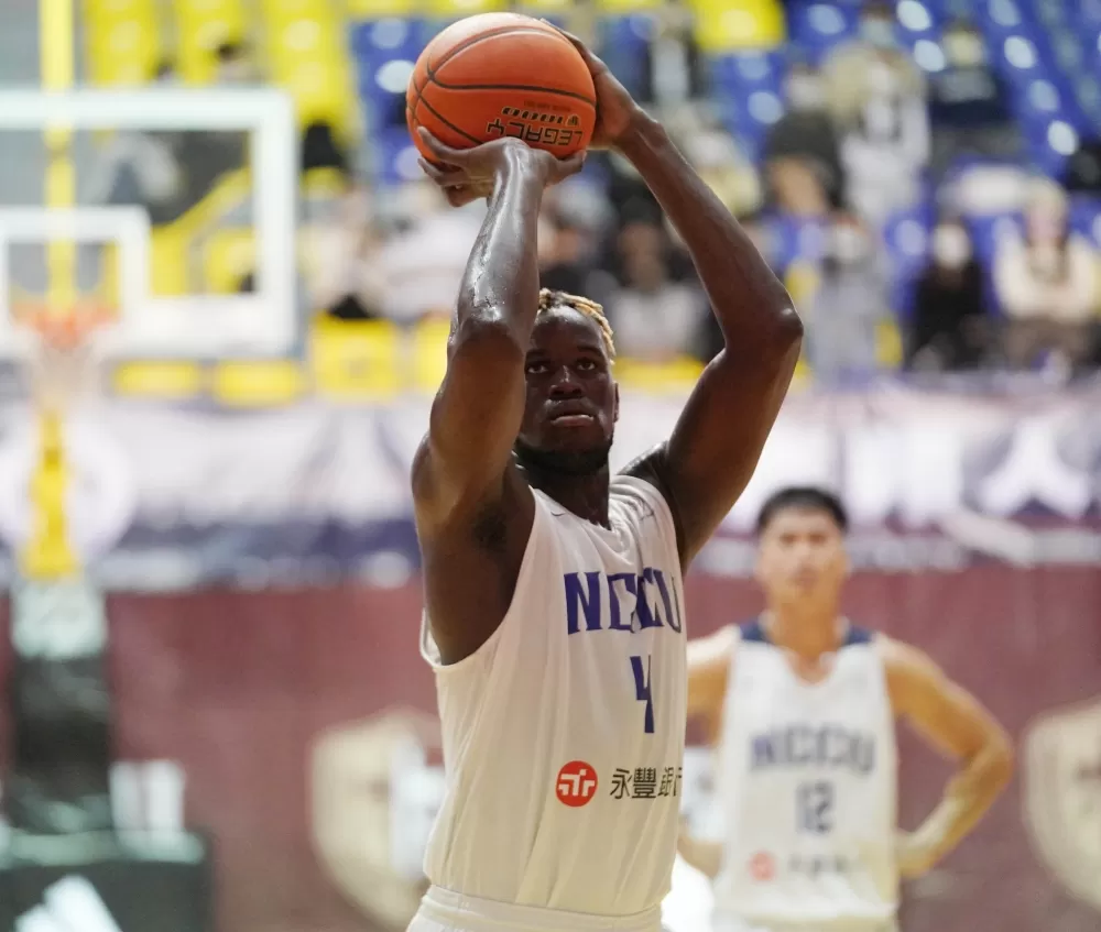 政治大學莫巴耶UBA初登場14分8籃板。