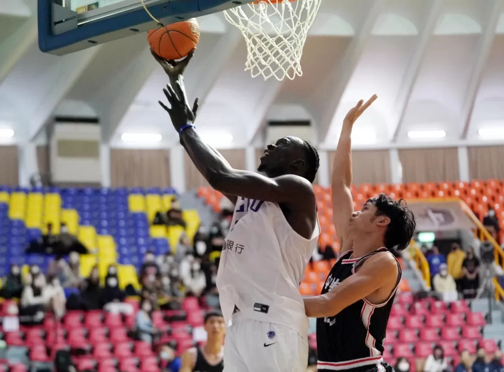 政治大學高布瑞攻下18分9籃板全場最高。