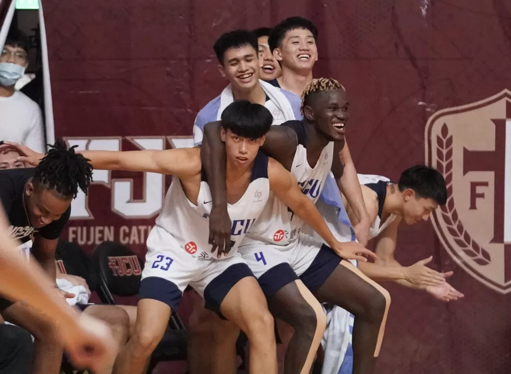 政治大學球員席慶祝本季首勝。