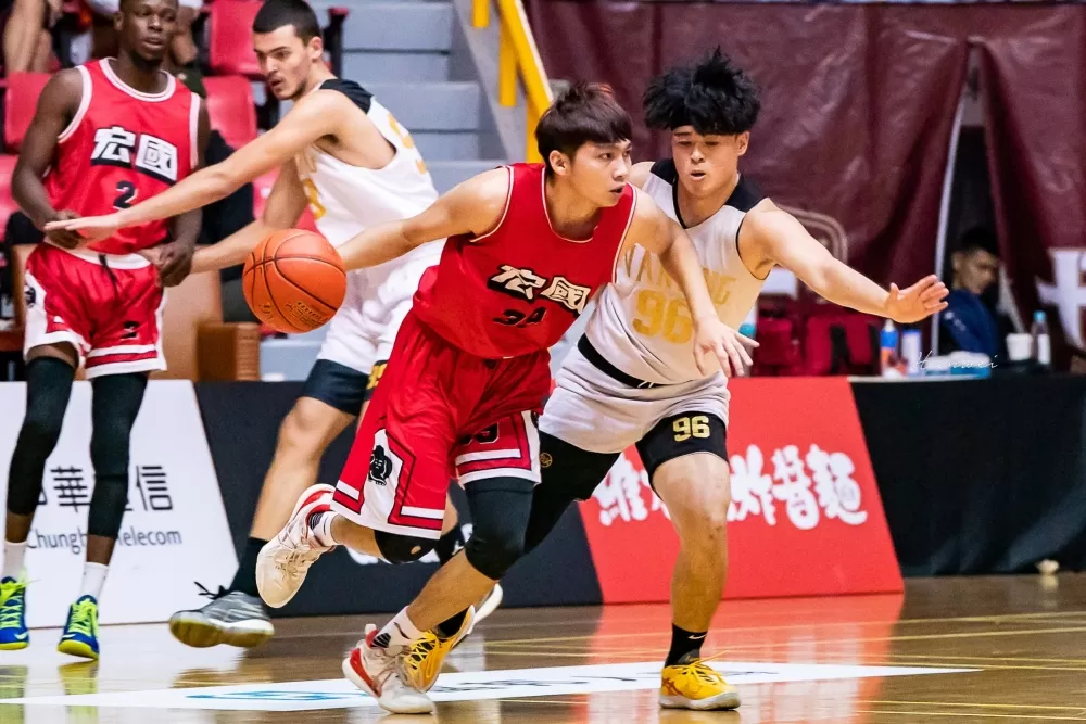 萬能科大黑澤龍人先發出戰，攻下含4顆外線在內的13分。侯漢威／攝影。