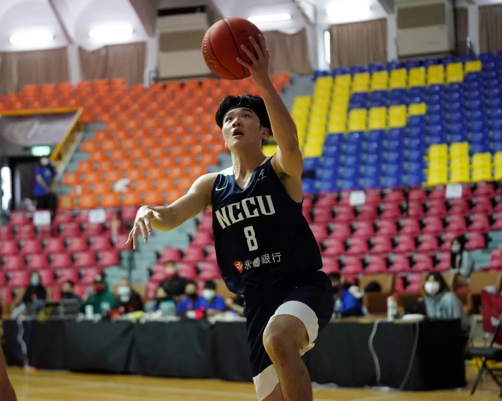 政治大學李允傑20分含5記外線。大專體總提供。下同。