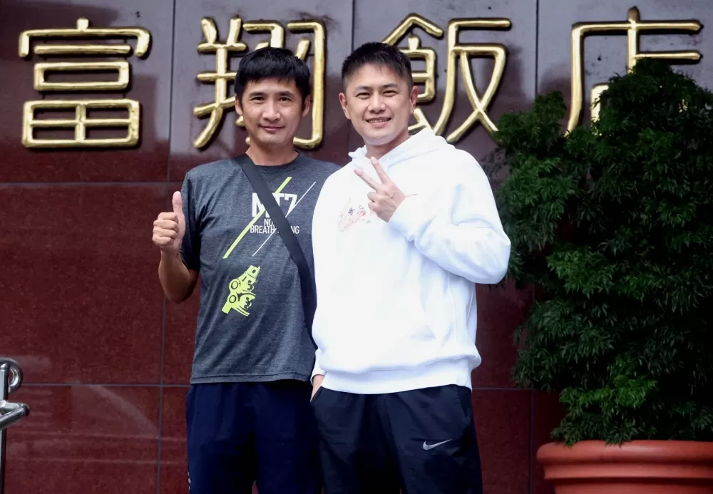 游宸翔（右）和Liv宜蘭女子自由車培訓隊教練黃章桐是好友。林嘉欣／攝影。