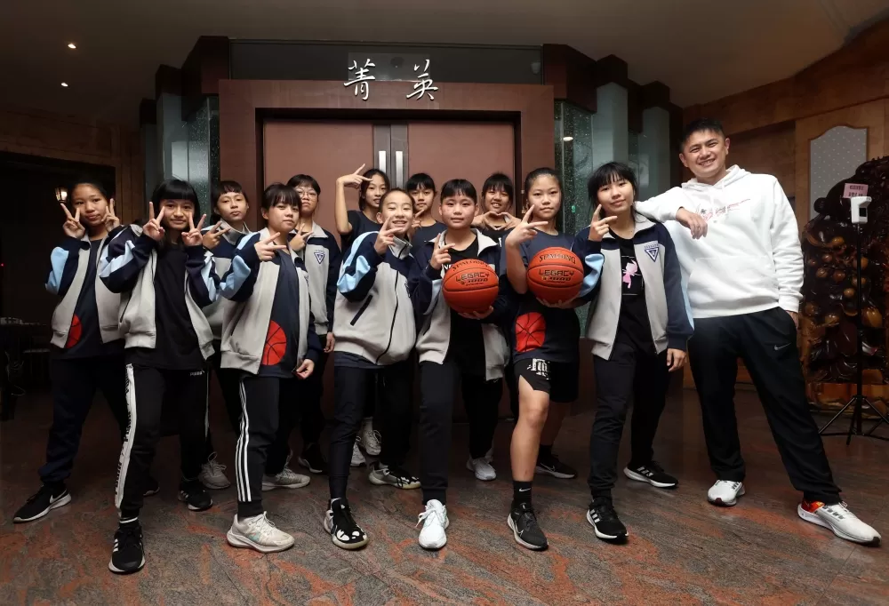 游宸翔和活力十足的中華國中女籃隊。林嘉欣/攝影。