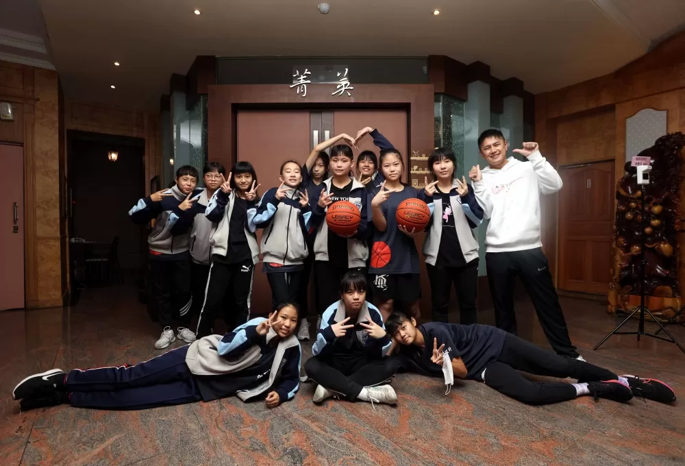 游宸翔和活力十足的中華國中女籃隊。林嘉欣／攝影。