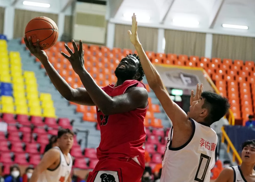 德霖科大奧斯曼19分14籃板。大專體總提供。