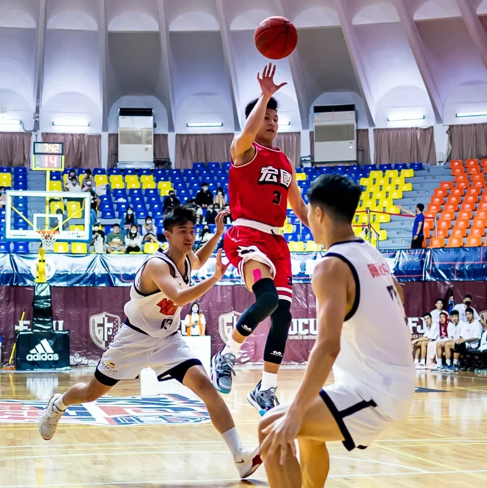 國立體大和德霖激烈攻防。侯漢威／攝影。