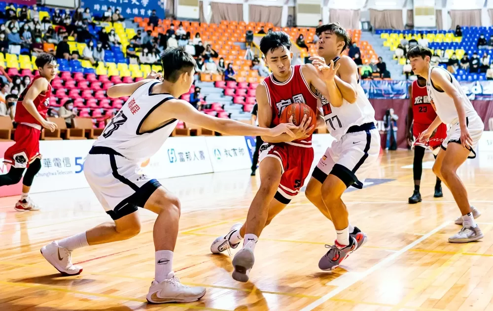 國立體大和德霖激烈攻防。侯漢威／攝影。