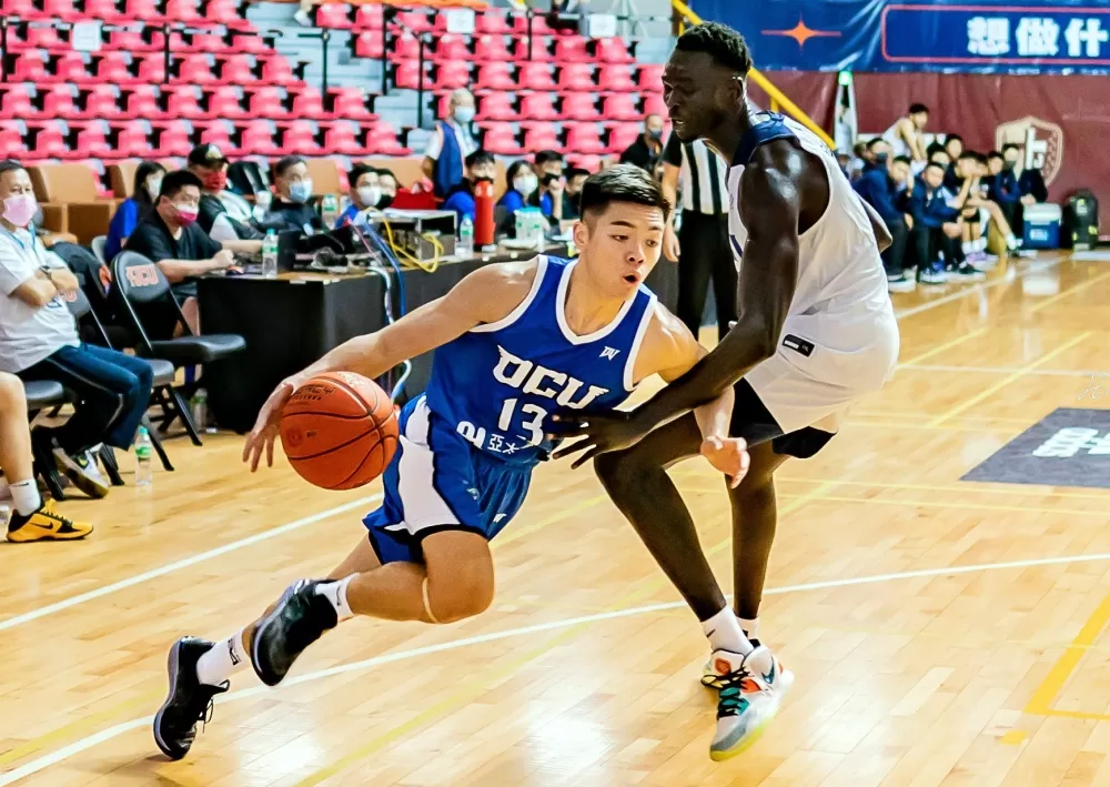 政治大學對僑光科大之戰。侯漢威／攝影。