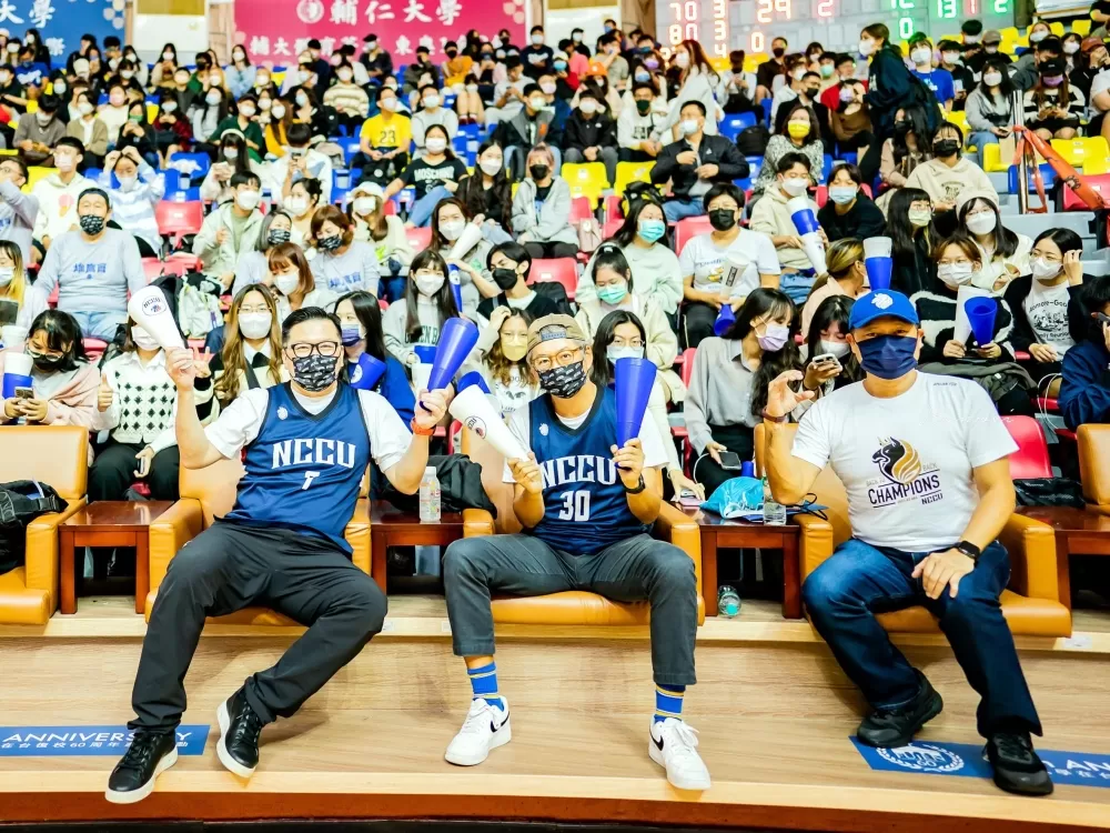 政治大學對僑光科大之戰觀眾超熱血。侯漢威／攝影。