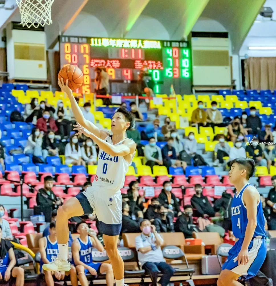 政治大學宋昕澔17分，含三分球5投5中。侯漢威／攝影。