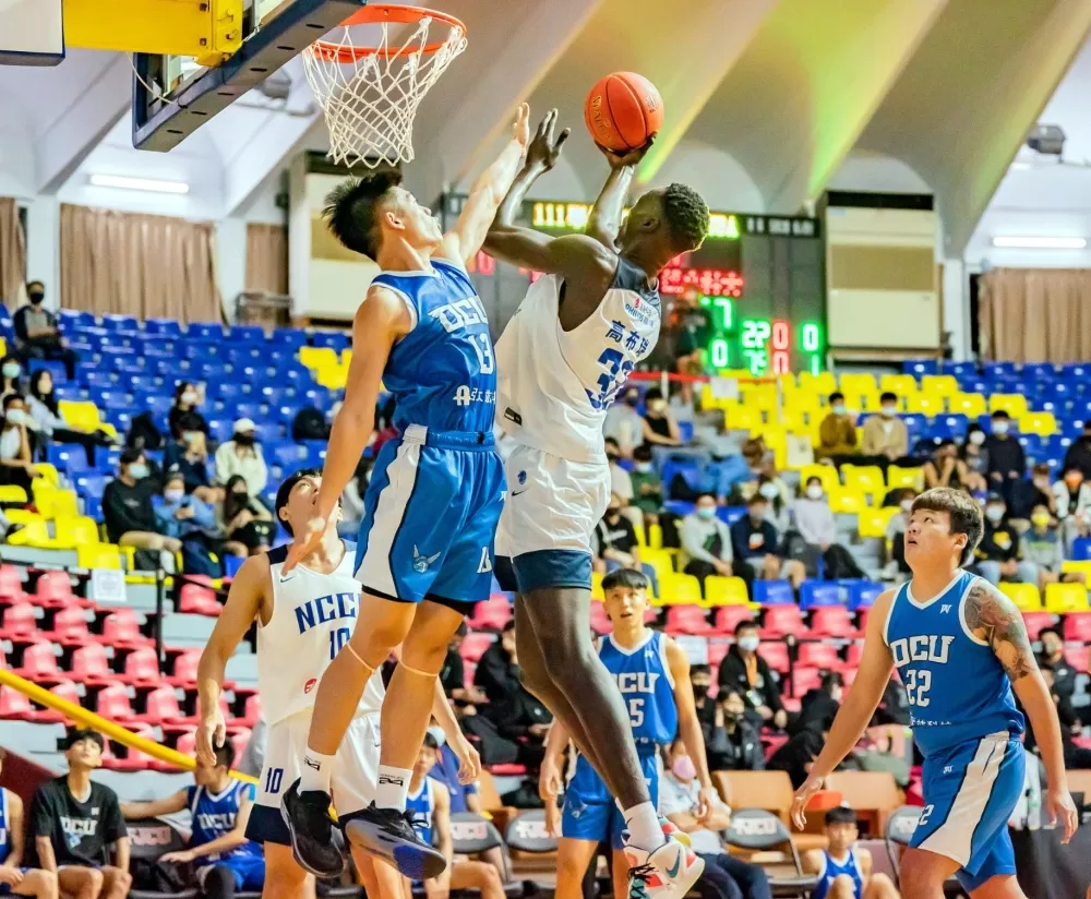 政治大學高布瑞19分11籃板。侯漢威／攝影。