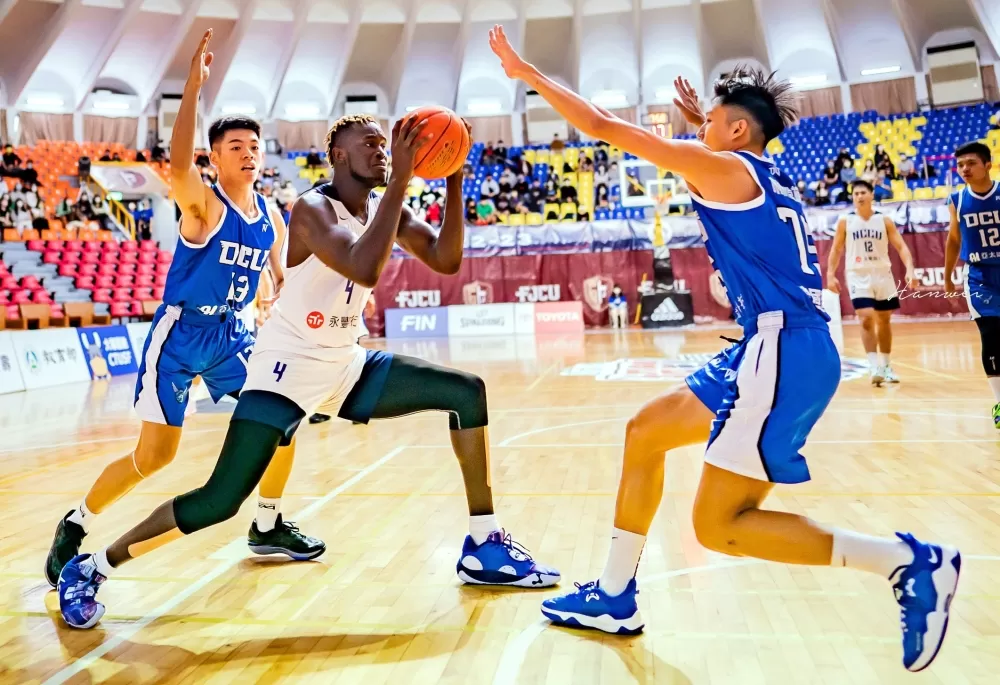 政治大學莫巴耶（中）18分14籃板，首度在UBA達雙十。侯漢威／攝影。