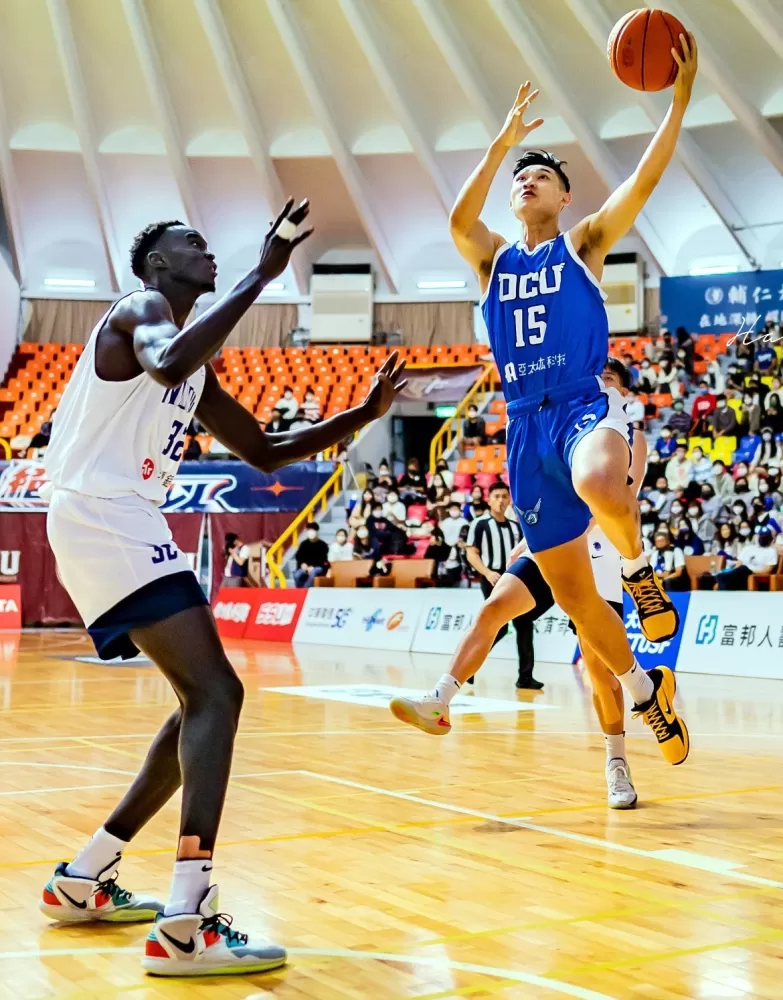 僑光科大巫竣安攻下全隊最高16分。侯漢威／攝影。