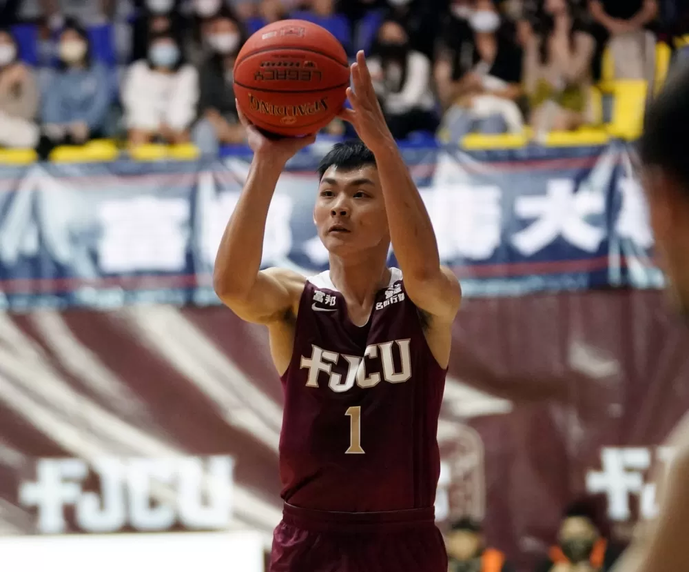 輔仁大學潘建宏15分含4記三分球。大專體總提供。下同。