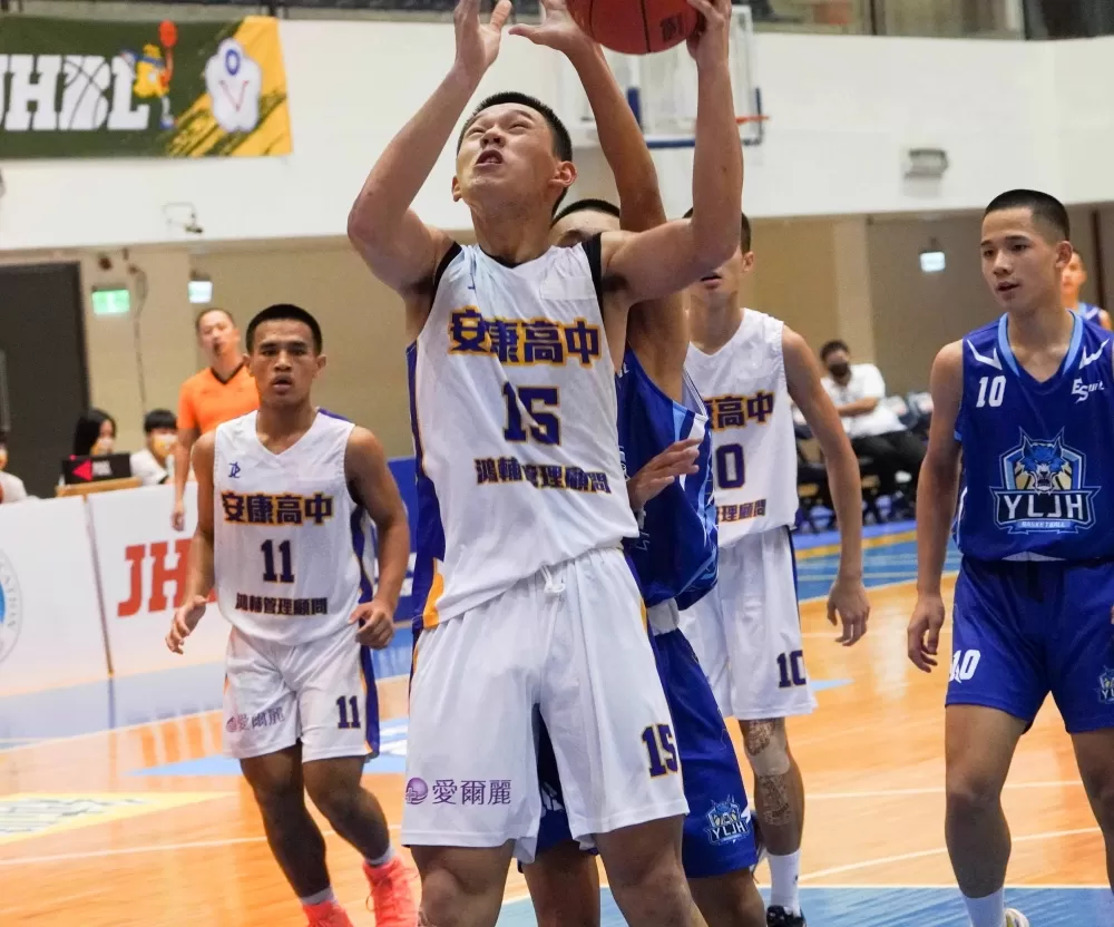 安康185公分國三中鋒李育誠20分、10籃板、11抄截首度「大三元」。大會提供。下同。