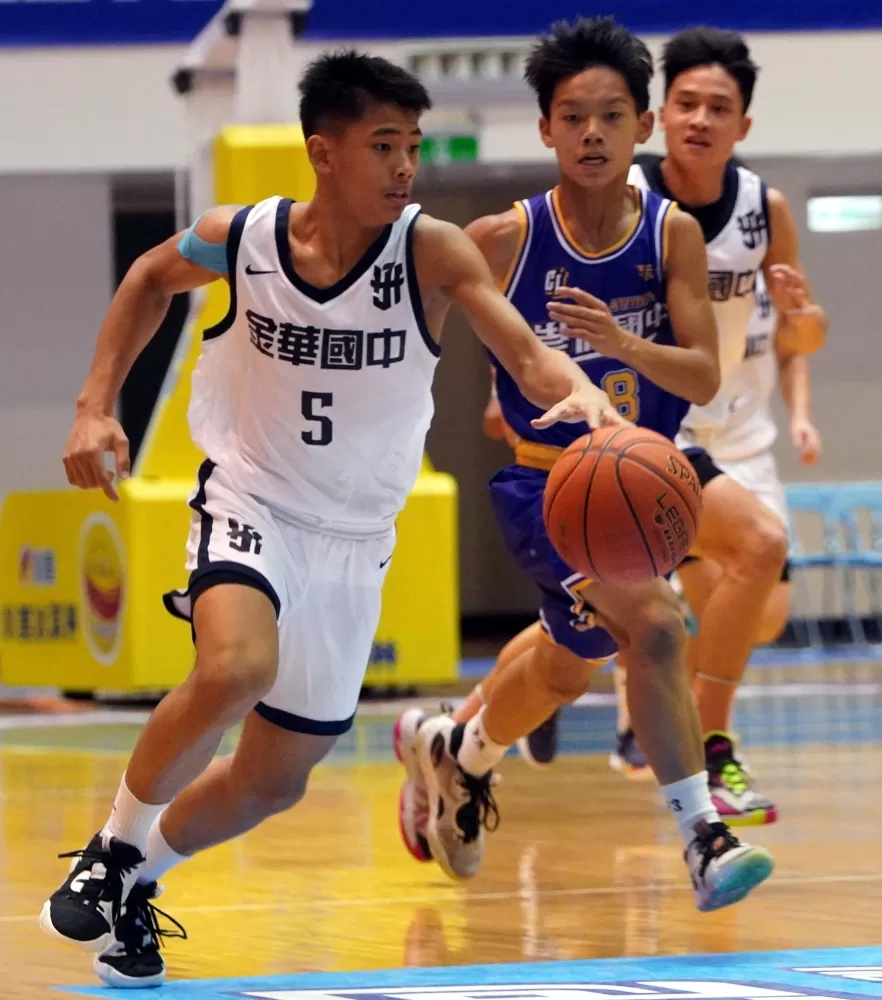 金華幸宇勝末役對崇倫19分、14籃板「雙十」外帶6抄截。