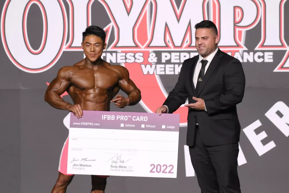 圖3：劉全宥以23歲之齡搶下職業卡（健身工廠提供）。