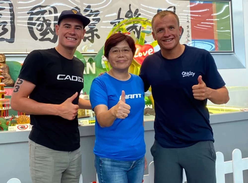 Iden (左)與 KB 及捷安特總經理鄭秋菊合影。官方提供。下同。