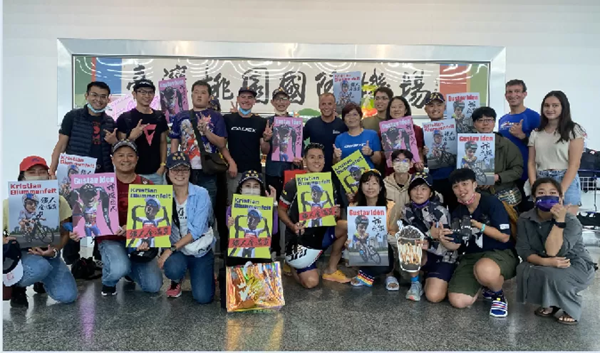 Iden 與 KB 及粉絲朋友們一起於桃園機場合影。