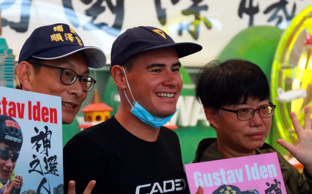 Iden 親切的和粉絲朋友一起合影。