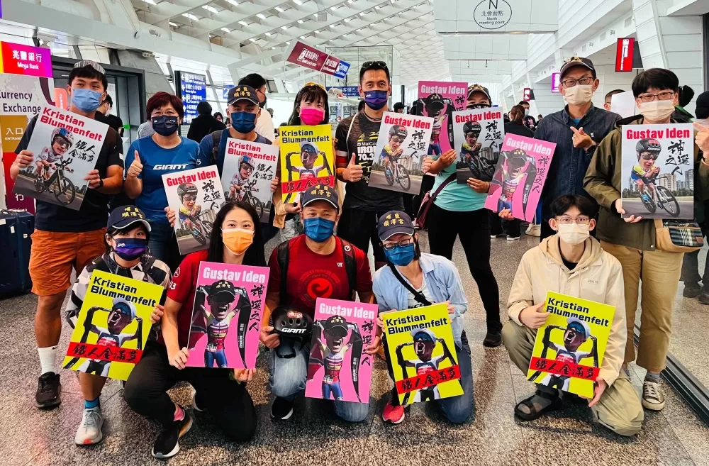 粉絲朋友特地製作手舉牌到機場迎接 Iden 和 KB。