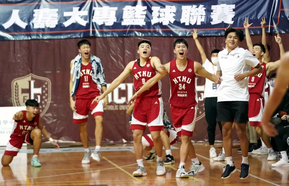 臺灣師大球員席群起歡呼。