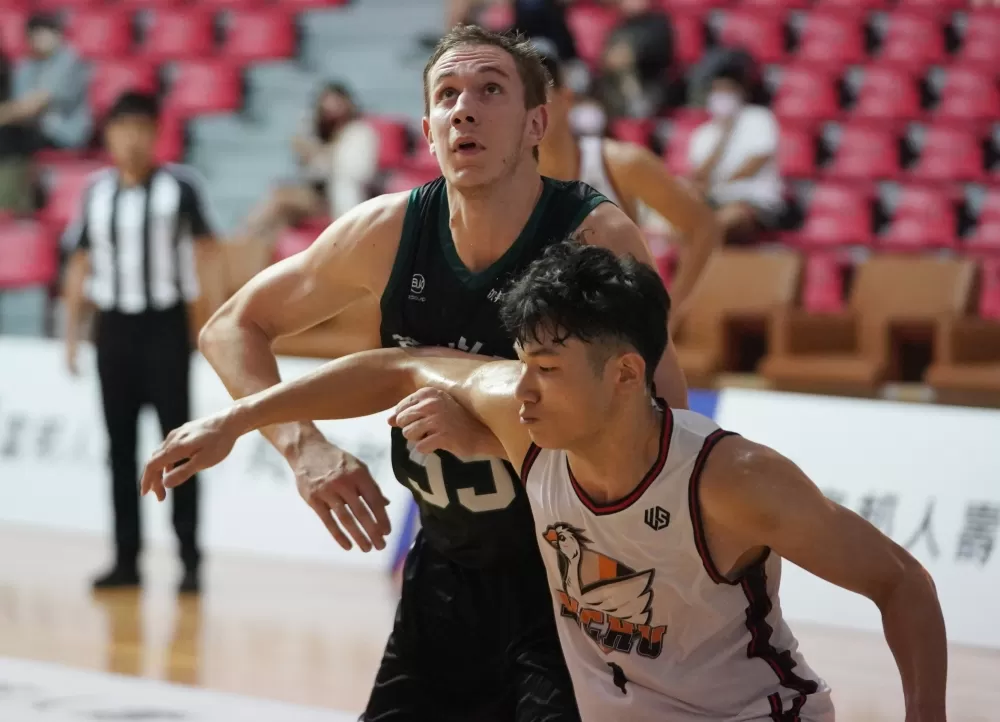 萬能科大盧卡14分15籃板。