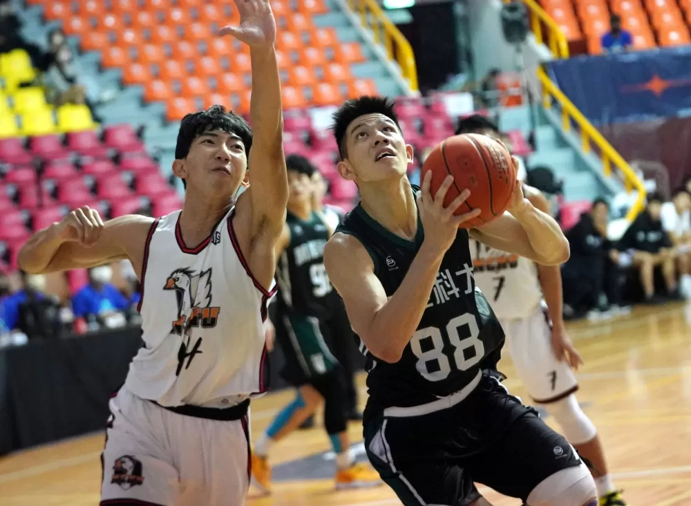 萬能科大葉子偉10分11籃板。大專體總提供。下同。