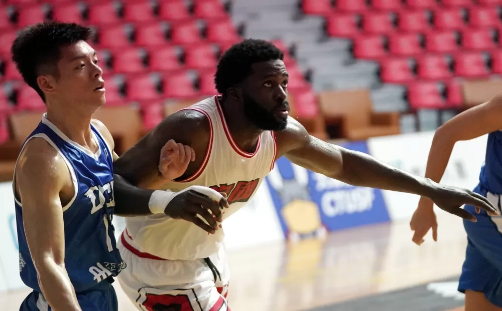 德霖科大奧斯曼10分17籃板。