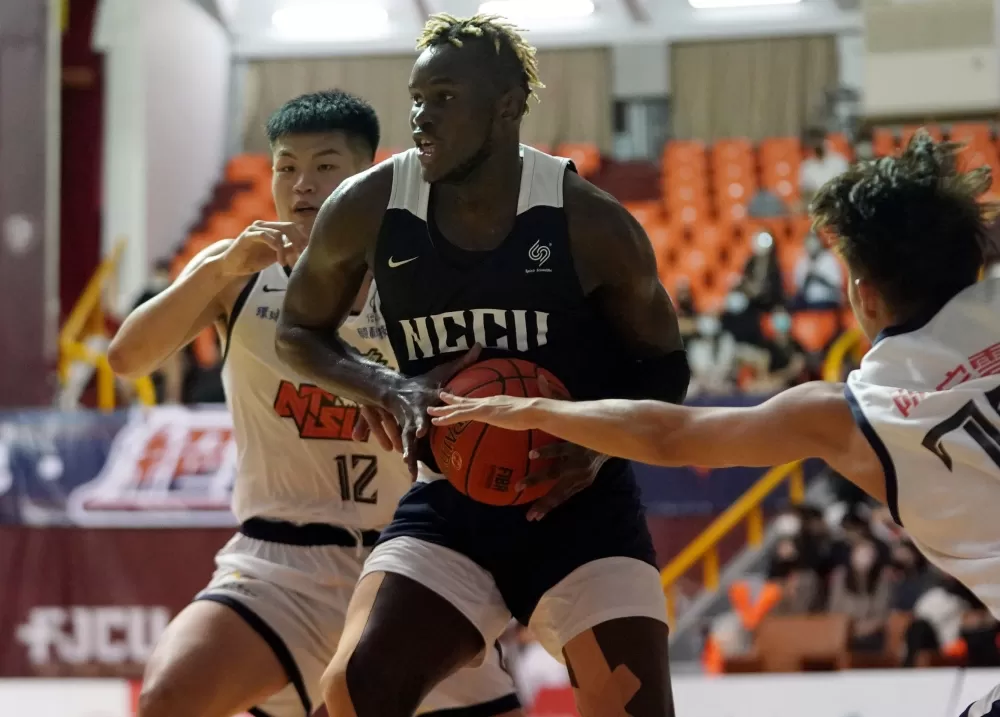 政治大學莫巴耶攻下入UBA新高25分，抓下11籃板。