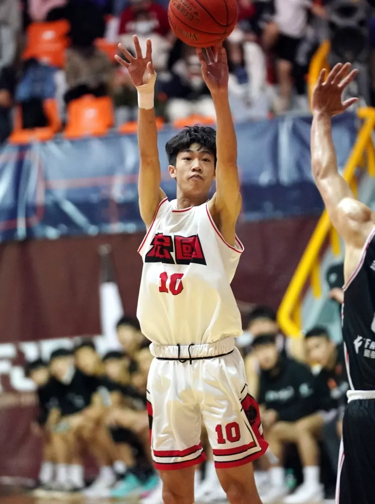 德霖科大何子宇。