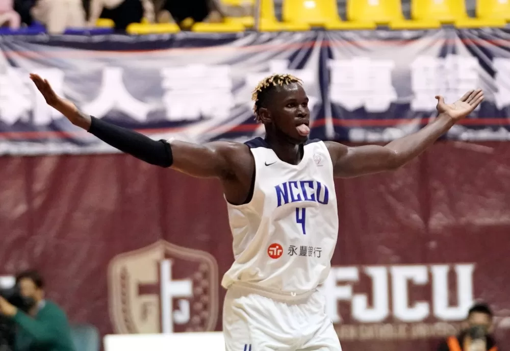 政治大學莫巴耶28分14籃板，三分球5投中4。