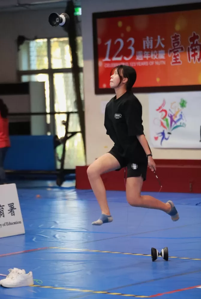 北一女中胡詠涵，脫鞋拼了（大會提供）。