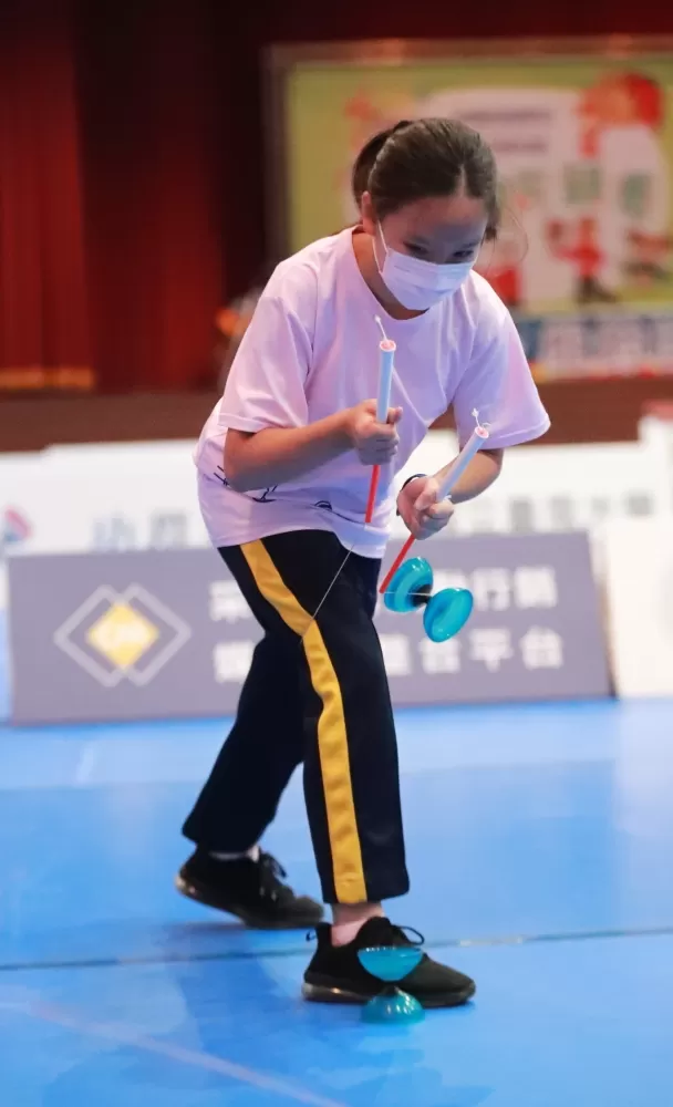 台北東山國中邱薰霈以二275下在國中組稱后（大會提供）。