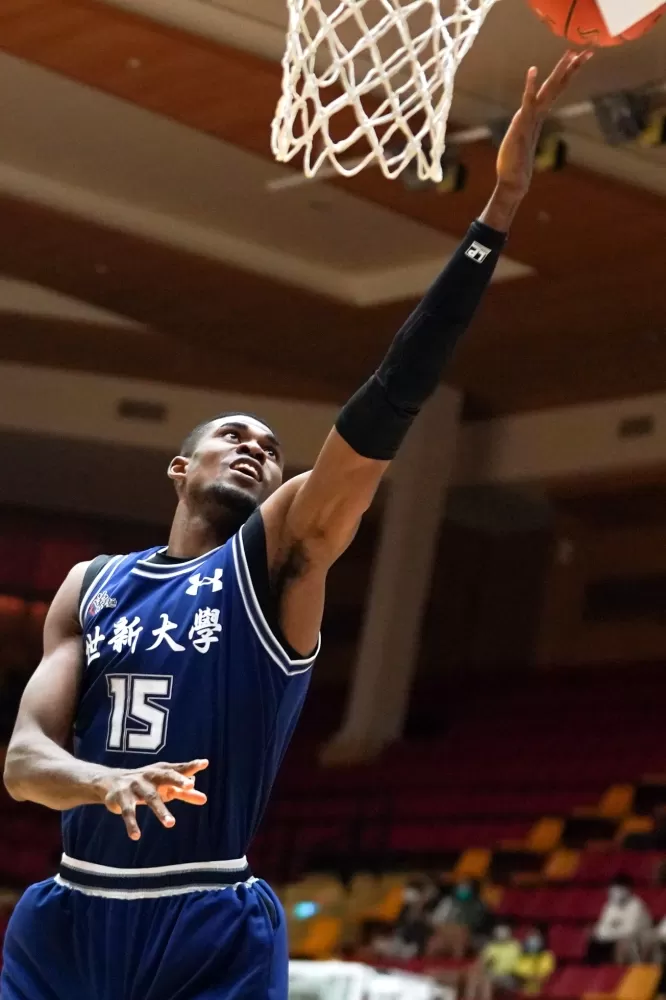 世新大學丹尼爾9分12籃板。