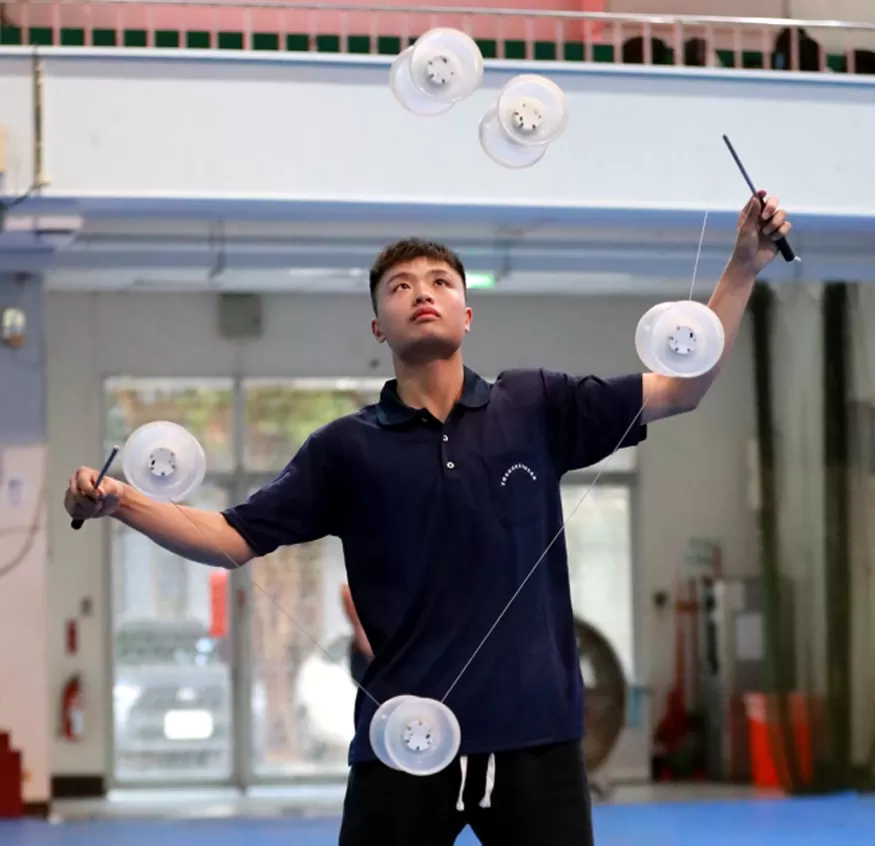 國立臺灣戲曲學院-彭湛炫技扯鈴。