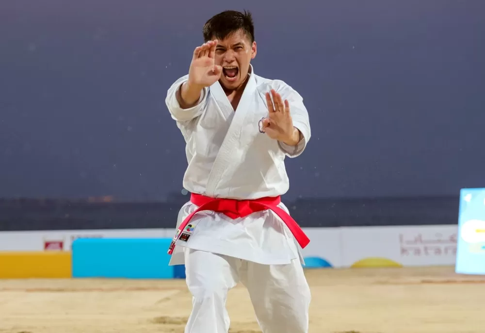 王翌達勇奪2019年卡達世界沙灘運動會空手道男子個人「型」銀牌。中華奧會提供。