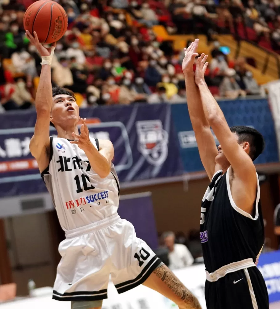 北市大學梁予綸全隊最高分17分18籃板。