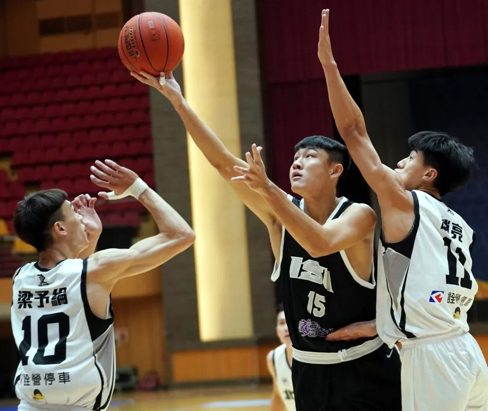 義守大學王正文18分12籃板。