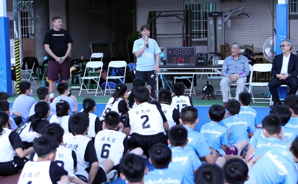 一手促成「籃球學校」訓練基地問世的「137」掌門人謝玉娟開幕致詞。