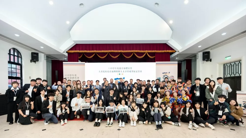 體育署首頒「運動傳播人才擂臺賽」6獎項 ，各校獲獎師生大合影。體育署提供。下同。