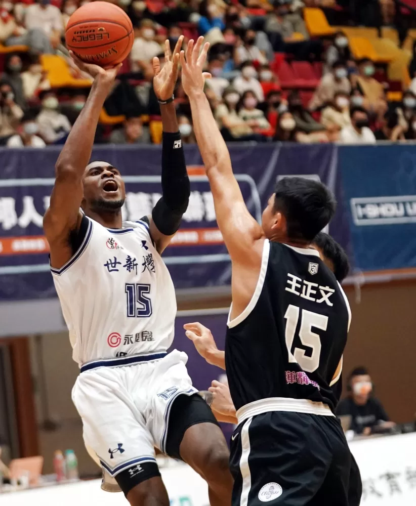 世新大學丹尼爾17分12籃板。
