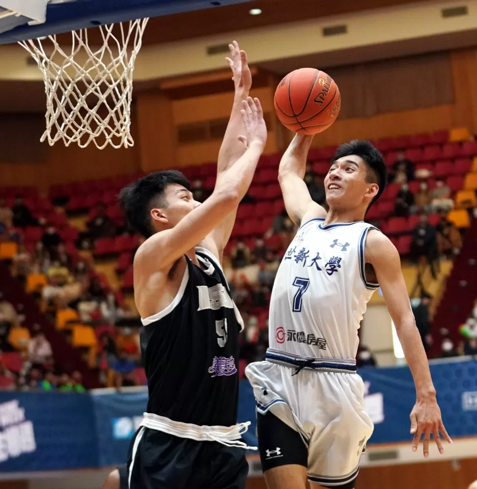 世新大學張俊生24分送出6助攻。