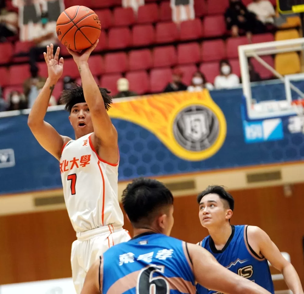 文化大學楊皓韋4分5助攻。大專體總提供。下同。