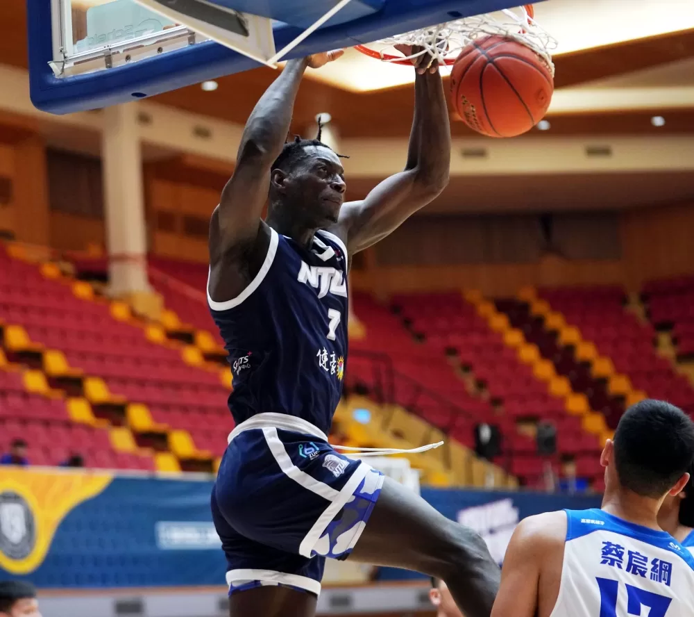 臺灣藝大阿拉薩19分12籃板。