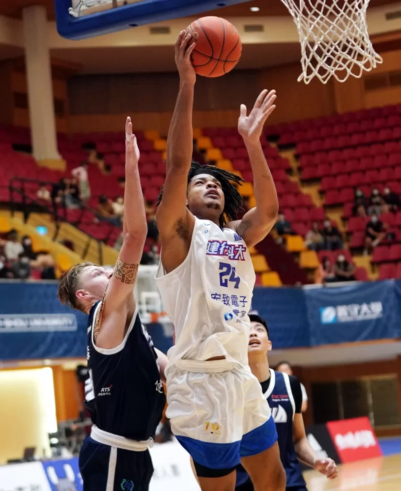 健行科大史密斯14分12籃板。