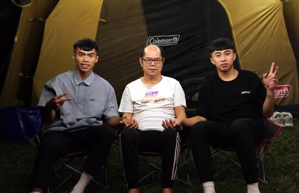 魏莨哲(左)、魏芃禾帶爸爸體驗露營樂趣。大專體總提供。下同。