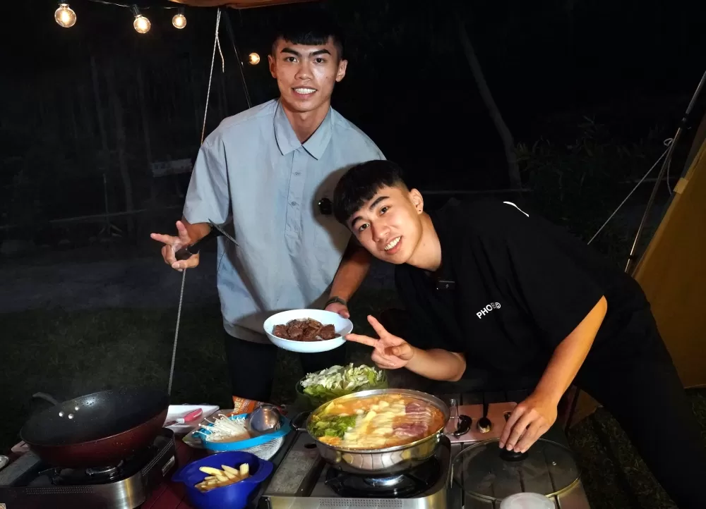 兄弟檔高雄師大魏莨哲(左)、臺灣師大魏芃禾(右)合體露營。