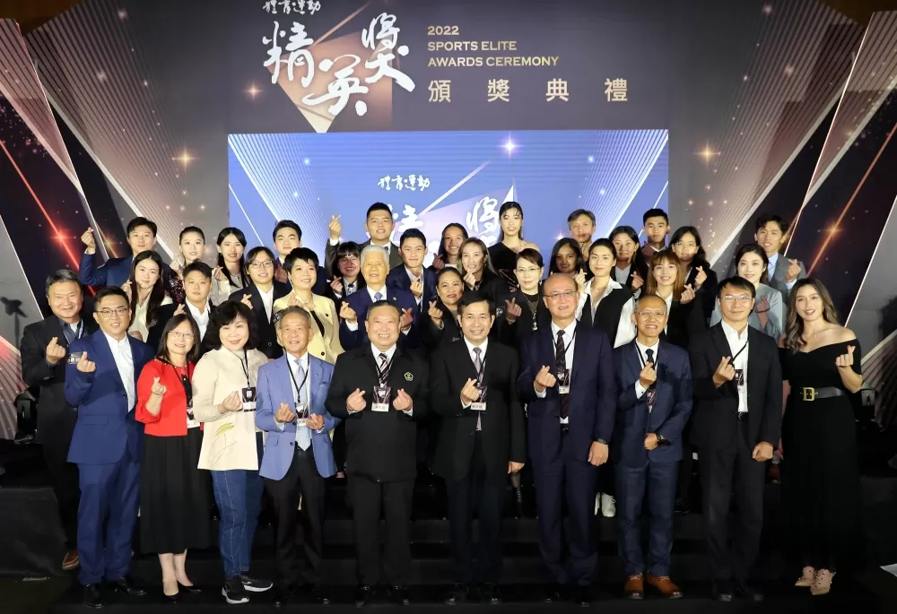 111年體育運動精英獎，教育部部長潘文忠(中)鼓勵並恭賀所有得獎人。體育署提供。下同。